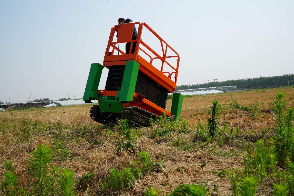 泥土，青草與履帶痕：法斯特履帶升降機(jī)的田野筆記?！